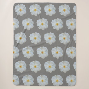 Weiße Rose auf grauem Hintergrund. Sherpadecke