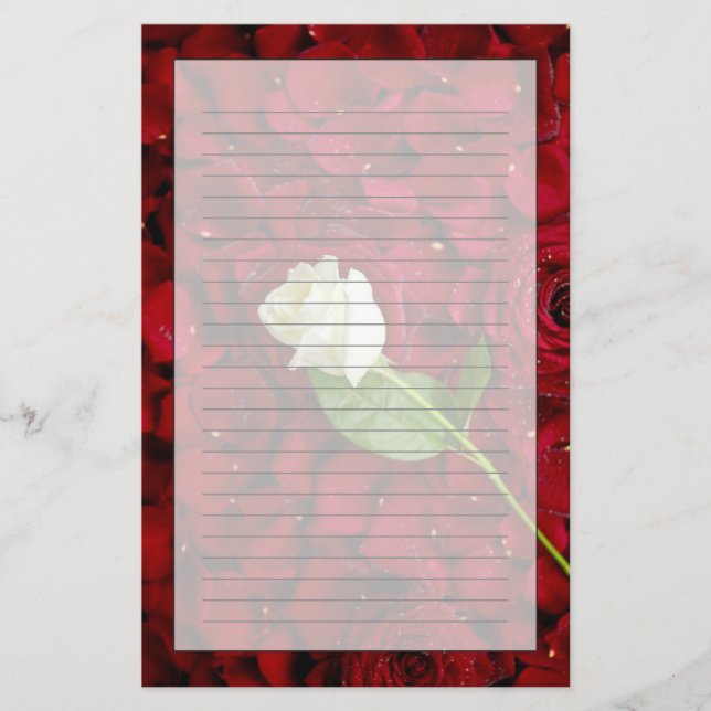 Weiße Rose auf roten Blumenblättern Briefpapier (Vorderseite)