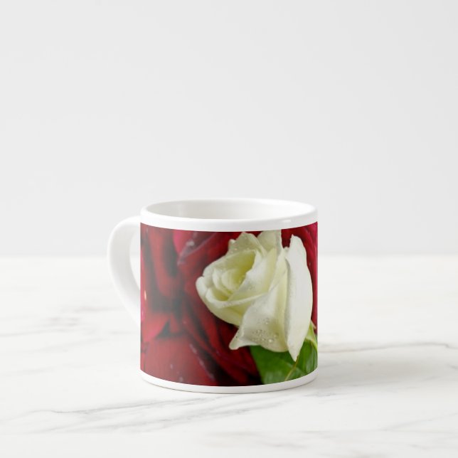 Weiße Rose auf roten Blumenblättern Espressotasse (Vorderseite Links)