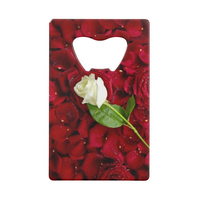 Weiße Rose auf roten Blumenblättern Geldkarten Flaschenöffner (Vorderseite)