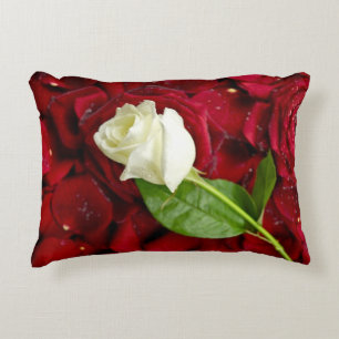 Weiße Rose auf roten Blumenblättern Zierkissen