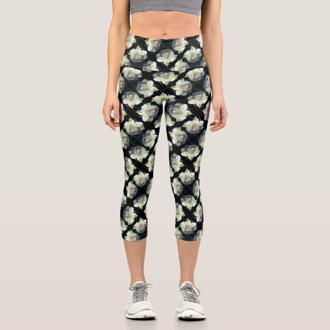 Weiße Rose mit Raindrops Abstraktes Blumenmuster Capri Leggings (Vorderseite)