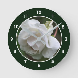 Weiße Rose mit Regentropfen-Blume Runde Wanduhr