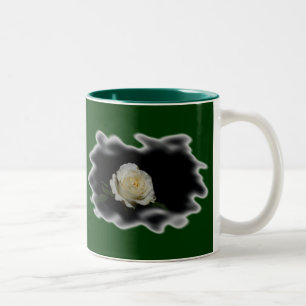 Weiße Rose verbrannte Kanten auf Grün Zweifarbige Tasse