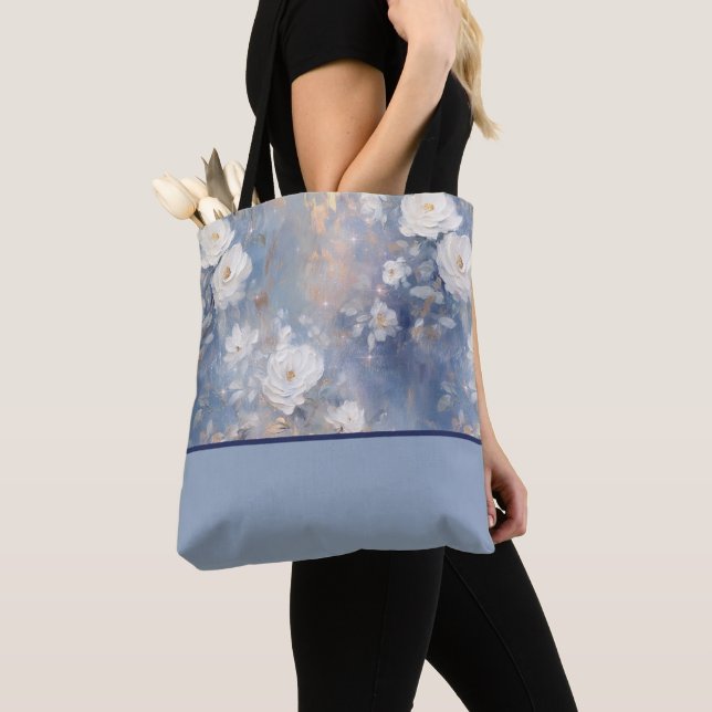 Weiße Rosen auf blauem Hintergrund, Farbblock Tasche (Von Nahem)