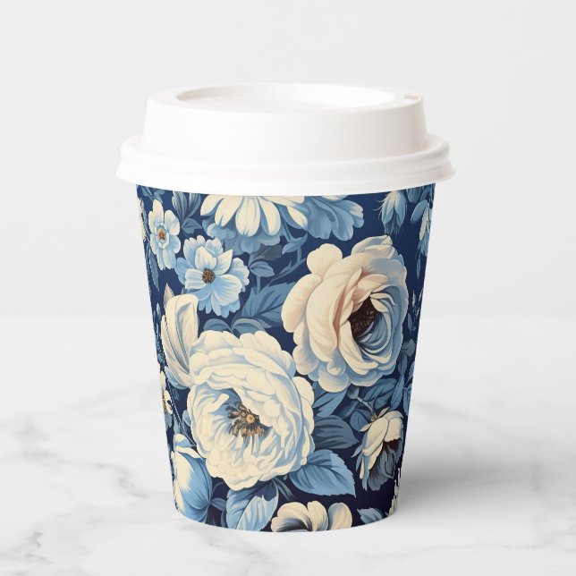 Weiße Rosen auf Indigoblau Hintergrund Pappbecher (Vorderseite)