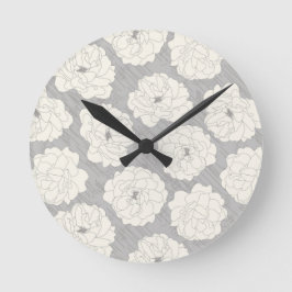 Weiße Rosen auf Light Gray - nahtloses Muster. Runde Wanduhr