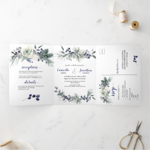 Weiße Rosen, blaue Berries, Kiefernnadeln Hochzeit Dreifach Gefaltete Einladung