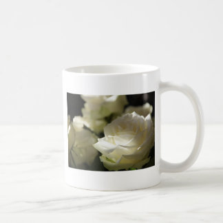 Weiße Rosen-Blumenblüten-Schicksals-Gärten Kaffeetasse