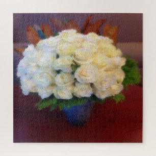 Weiße Rosen in einer blauen Vase