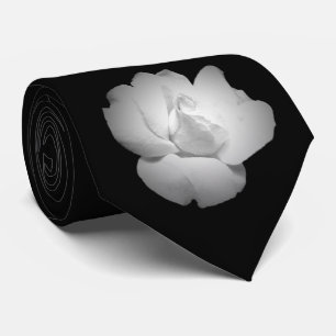 Weiße Rosen-Knospe auf schwarzer Krawatte
