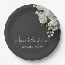 Weiße Rosen & Pfingstrosen auf dunklem Holzkohlegr