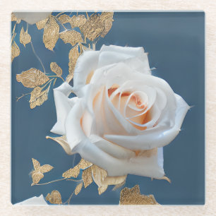 Weiße Rosen und goldene Blätter auf blauem Hinterg Glasuntersetzer