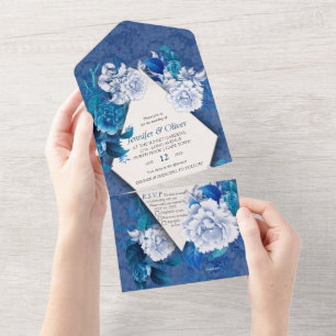 Weiße Rosenblüten auf blauem Musterpapier  All In One Einladung