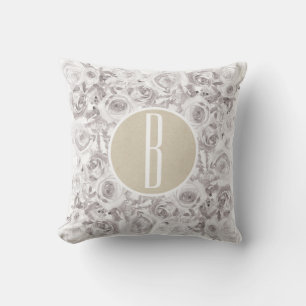 Weiße Rustikale Winterrosen Monogramm Buchstabe In Kissen