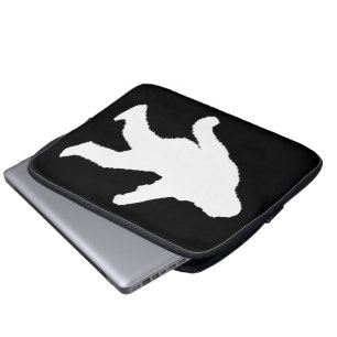 Weiße Sasquatch-Silhouette für dunkle Hintergründe Laptopschutzhülle