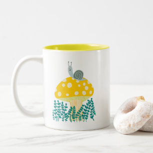 Weiße Schnecke auf magischen Pilzen Zweifarbige Tasse