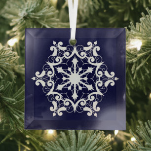 Weiße Schneeflocke auf dunkelblauem Glas Ornament Aus Glas