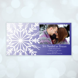Weiße Schneeflocke auf Lila Winterhochzeit Save The Date