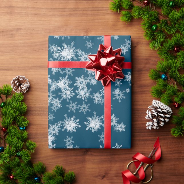 Weiße Schneeflocken auf blau Geschenkpapier (Feiertagsgeschenk)
