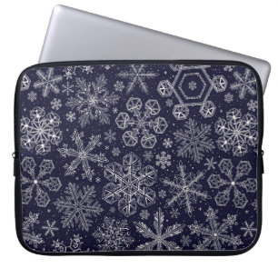 Weiße Schneeflocken auf blau Laptopschutzhülle