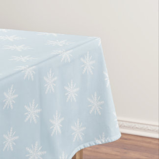 Weiße Schneeflocken auf blauer Tischdecke