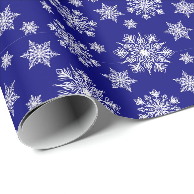 Weiße Schneeflocken auf einem Royal Blue Backgroun Geschenkpapier (Rolleneckpunkt)