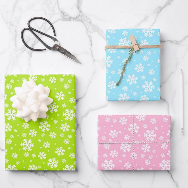Weiße Schneeflocken auf Grün, Blau und Rosa Geschenkpapier Set (Vorderseite)