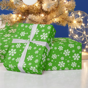 Weiße Schneeflocken auf grünem Wintermuster Geschenkpapier