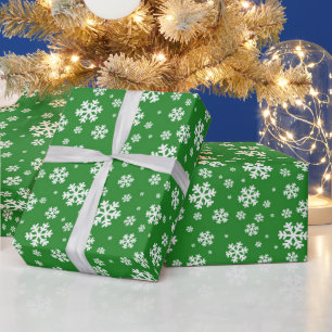 Weiße Schneeflocken auf grünem Wintermuster Geschenkpapier
