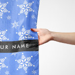 Weiße Schneeflocken, Blau, Ihr Name, Personalisier Schal<br><div class="desc">Niedliches,  lustiges und bezauberndes Muster mit weißen Schneeflocken auf blauem Hintergrund. Modernes und trendiges Geschenk,  perfekt für den Schneefreund in Ihrem Leben. Personalisieren Sie diese durch Hinzufügen von Namen,  Spitznamen,  Monogramm oder Initialen.</div>