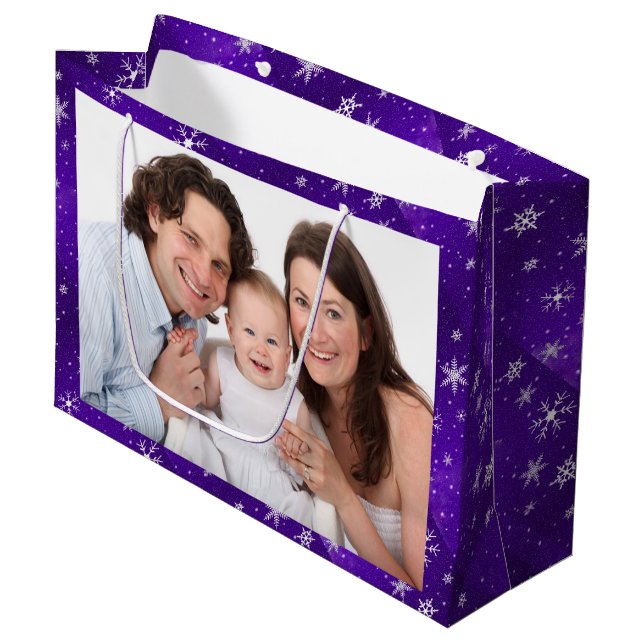 Weiße Schneeflocken Blaue Lila Backgd Große Gesche Geschenktüte (Vorderseite Schrägansicht)