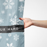 Weiße Schneeflocken, Grau, Ihr Name, Personalisier Schal<br><div class="desc">Niedliches,  lustiges und bezauberndes Muster mit weißen Schneeflocken auf grauem Hintergrund. Modernes und trendiges Geschenk,  perfekt für den Schneefreund in Ihrem Leben. Personalisieren Sie diese durch Hinzufügen von Namen,  Spitznamen,  Monogramm oder Initialen.</div>