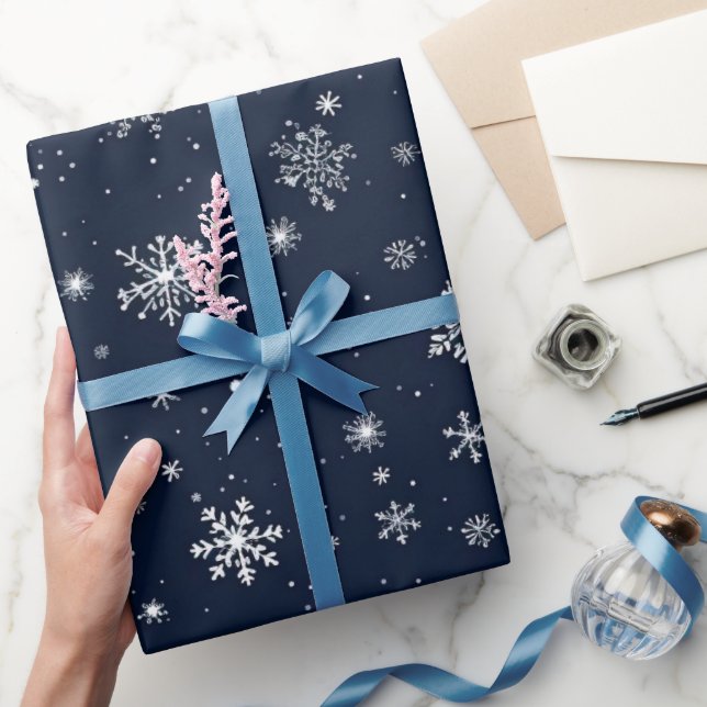 Weiße Schneeflocken im dunkelblauen Hintergrund Geschenkpapier (Schenken)