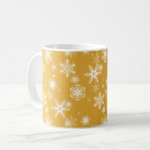 Weiße Schneeflocken im Freien. Kaffeetasse