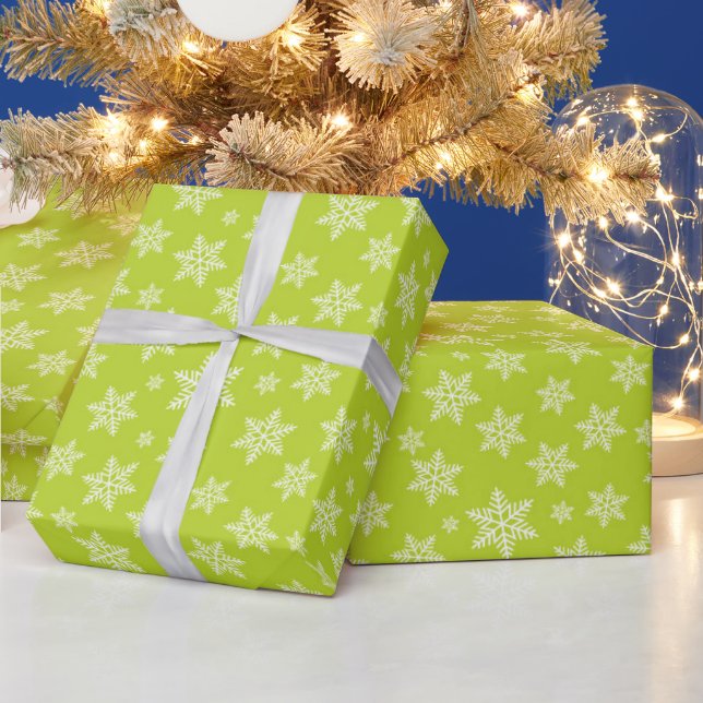 Weiße Schneeflocken im Grünen Wintermuster Geschenkpapier (Feiertage)