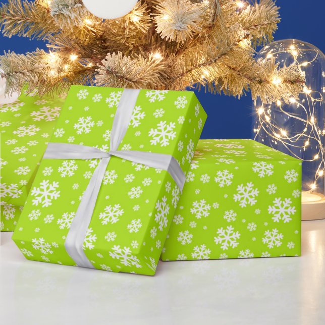 Weiße Schneeflocken im Grünen Wintermuster Geschenkpapier (Feiertage)