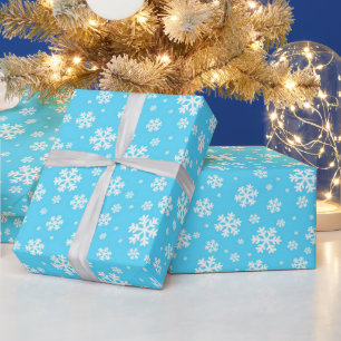 Weiße Schneeflocken im hellblauen Wintermuster Geschenkpapier