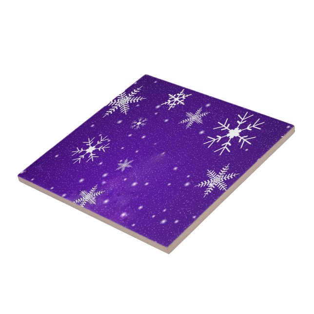 Weiße Schneeflocken mit blauem Lila Hintergrund Fliese (Seite)