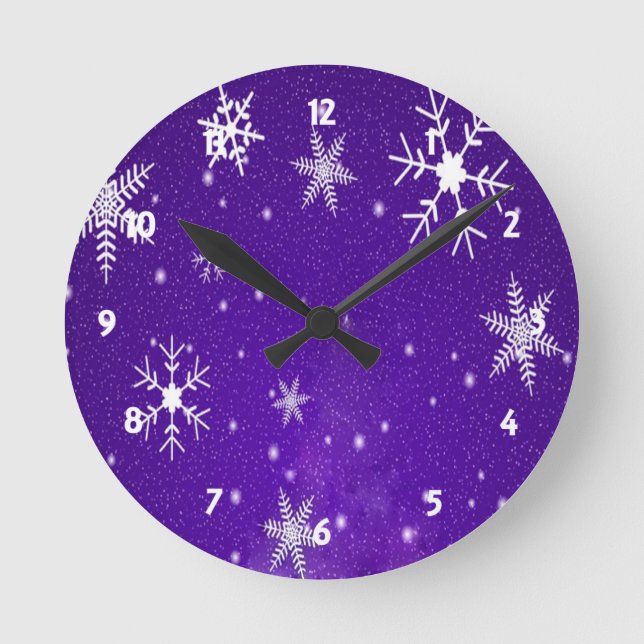 Weiße Schneeflocken mit blauem Lila Hintergrund Runde Wanduhr (Vorderseite)