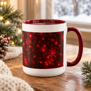 Weiße Schneeflocken mit tiefroter Tasse