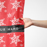 Weiße Schneeflocken, Rot, Ihr Name, Personalisiere Schal<br><div class="desc">Niedliches,  lustiges und bezauberndes Muster mit weißen Schneeflocken auf rotem Hintergrund. Modernes und trendiges Geschenk,  perfekt für den Schneefreund in Ihrem Leben. Personalisieren Sie diese durch Hinzufügen von Namen,  Spitznamen,  Monogramm oder Initialen.</div>