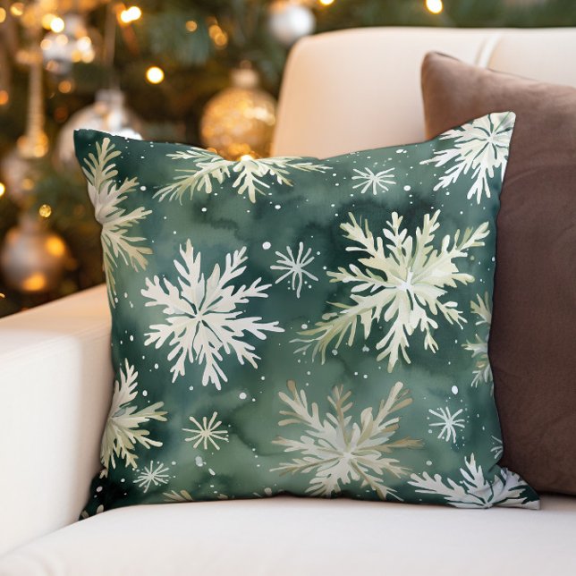 Weiße Schneeflocken Winterweihnachtsferien Kissen (Green and white snowflakes Christmas/holiday decorator pillow)