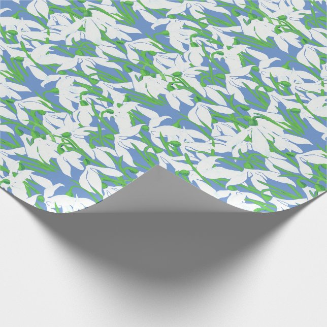 Weiße Schneeröcke auf dem blau-blühenden Muster Geschenkpapier (Ecke)