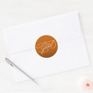 Weiße Schrift Graduation Burnt Orange Umschlag Sie Runder Aufkleber