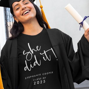 Weiße Schrift Sie tat es Name 2025 Abschluss T-Shirt