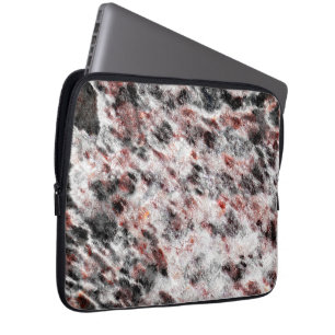 Weiße, schwammige Textur in schwarz roten Flecken Laptopschutzhülle