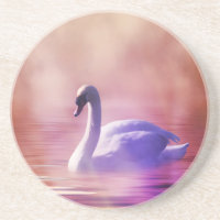 Weiße Schwäne, die auf einem scheußlichen See schw
