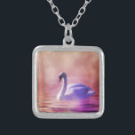 Weiße Schwäne, die auf einem scheußlichen See schw Versilberte Kette<br><div class="desc">Ein charmantes,  skurriles Märchenbild. Weich romantisches Foto eines weißen Schwans in lila Licht,  das auf einem scheußlichen See schwimmt. Farbenfrohe Purples und Pinks schaffen eine mystische magische Stimmung.</div>