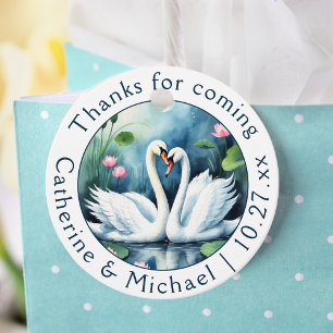 Weiße Schwäne im Love Watercolor Lotus Geschenkanhänger